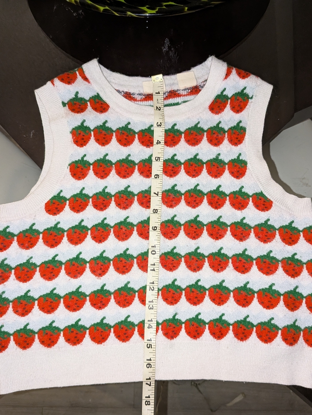 Levi’s Strawberry Print Sweater Vest | Cute Cottagecore Knit Top | Size M - Picture 6 of 7